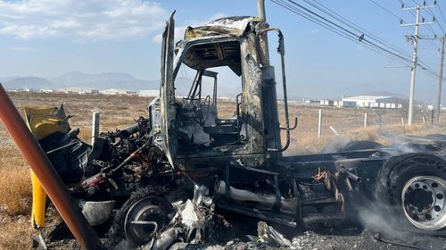 Se incendia tractocamión tras choque en libramiento Óscar Flores