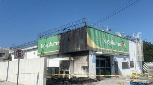 Incendio de tarimas y cartón afecta fachada de Bodega Aurrera