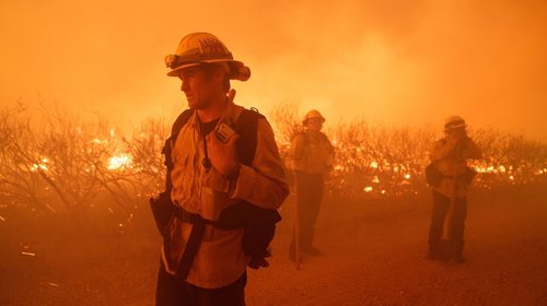 Incendio al norte de Los Ángeles moviliza a 1,200 personas