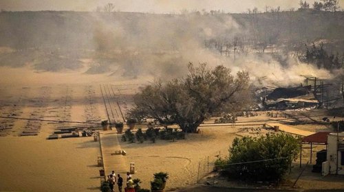 Incendio arde fuera de control en la isla griega de Rodas