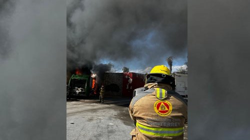 Se incendian 3 camiones recolectores de basura en Monterrey