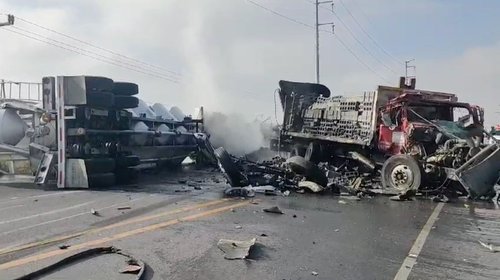 Chocan y se incendian dos camiones en Salinas Victoria