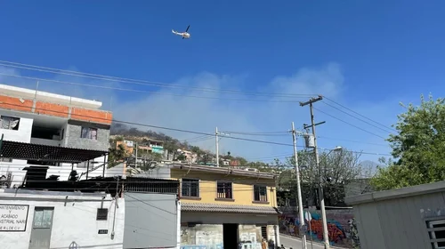 Se registra fuerte incendio en cerro de la Campana