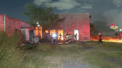 Genera movilización incendio de casa abandonada en Monterrey