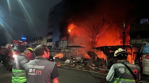 Arden más de 100 puestos ambulantes y cuatro edificos en CDMX