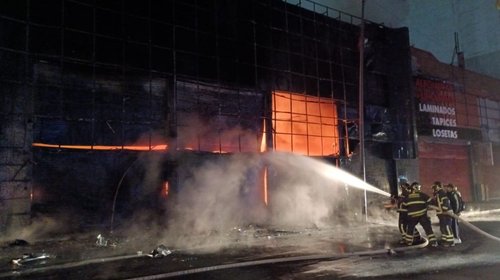 Incendio moviliza a bomberos en negocio del Centro de CDMX
