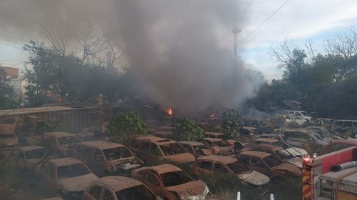  Incendio en corralón de El Carmen consume 20 vehículos