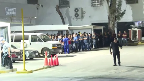 Desalojan a más de 100 empleados tras incendio en bodega