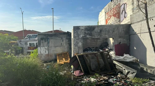 Incendio en terreno baldío moviliza a bomberos en Monterrey