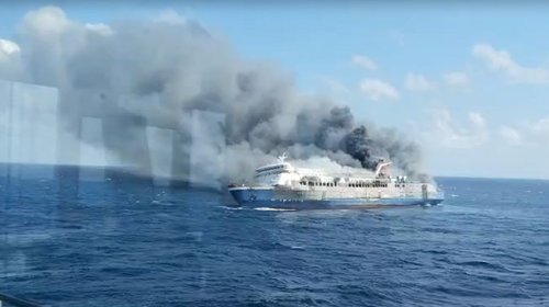 Incendio en ferry deja al menos cinco muertos en Indonesia