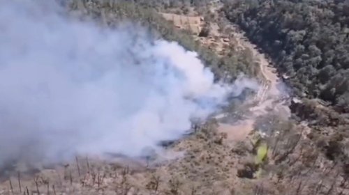 Combaten incendio forestal en la sierra de Santiago
