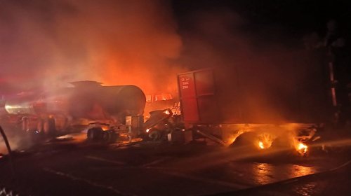 Chocan y se incendian dos tráileres en autopista a Saltillo