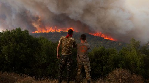 Bomberos combaten grandes incendios forestales en Grecia