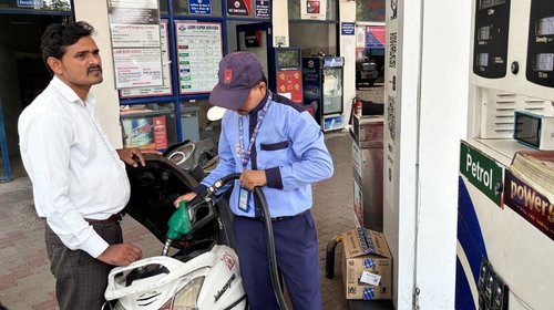 India sube precio de combustibles por crisis petrolera mundial