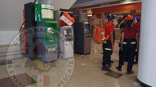 Niño cae de escaleras en plaza comercial de Monterrey