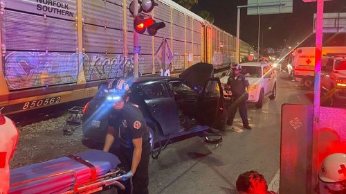 Intenta ganarle el paso al tren; hay 3 heridos en San Pedro