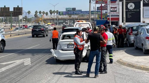 Intenta ganarle el paso al tren y termina embestido en Monterrey
