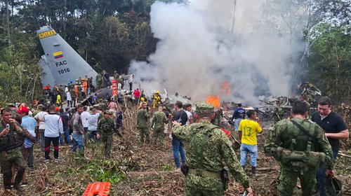 Sube a 66 los muertos en accidente de avión militar en Colombia