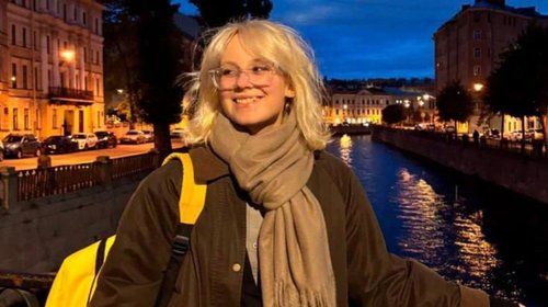 Rusia detiene a artista callejera por cantar música de opositores