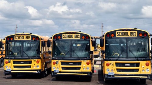 EUA ordena cierre de 550 escuelas para conductores comerciales