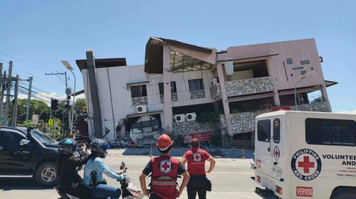 Sube a 36 los fallecidos por sismo de 7,8 grados en Filipinas