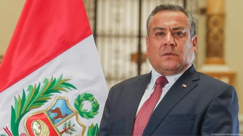 Renuncia primer ministro de Perú antes de voto de censura