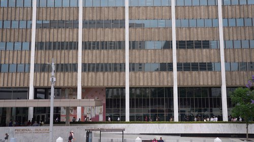 Arrestan a hombre que lanzó molotov al edificio del ICE en LA