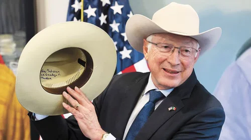 Ken Salazar pide respeto tras las declaraciones de Pam Bondi
