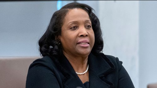 Rechazan intento de Trump por destituir de la Fed a Lisa Cook