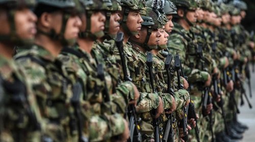 Ataque a base militar de Colombia deja a un muerto y seis heridos
