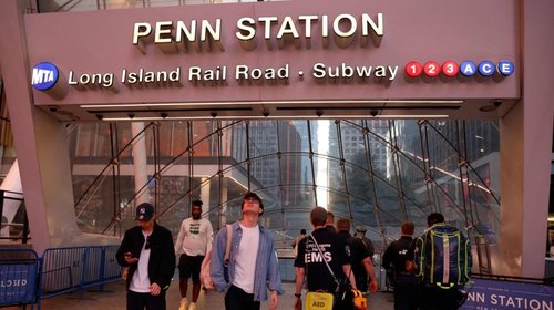 Seis personas resultan heridas en apuñalamiento múltiple en NY