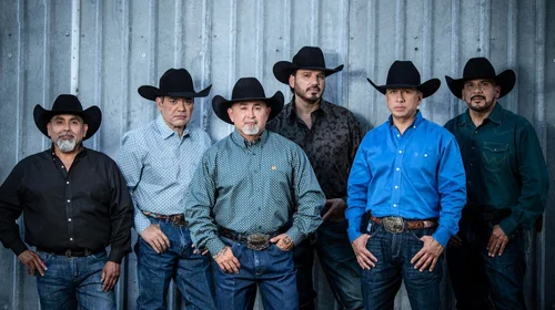 Intocable dedica canción a migrantes en conferencia de Sheinbaum