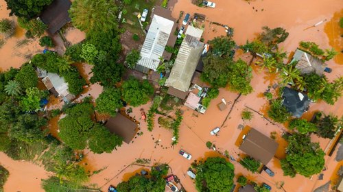 Inundaciones dejan a más de 2,000 sin electricidad en Hawái