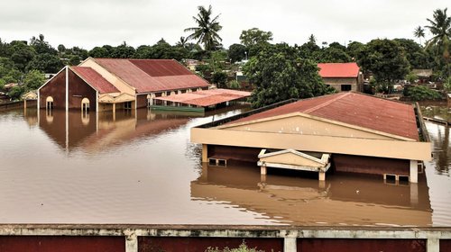 Suman 137 personas sin vida por inundaciones en Mozambique