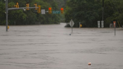 Ordenan desalojo de viviendas por graves inundaciones en Texas