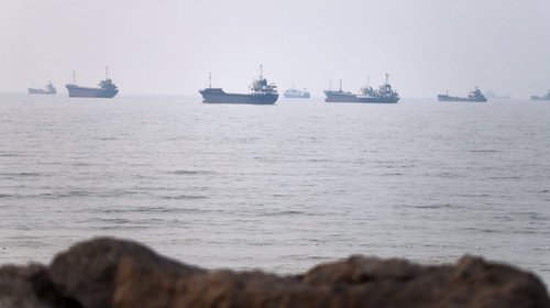 Irán responde a EUA con nuevos ataques cerca de Ormuz