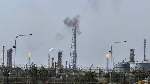 Irán ataca refinería en Kuwait y lanza misiles contra Israel