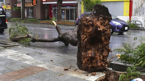 Tifón deja 30 heridos en Okinawa en su avance hacia China