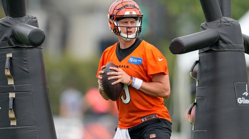 Burrow vuelve a entrenar con Bengals un mes después de lesionarse