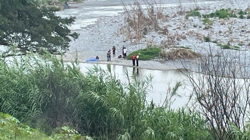 Rescatan a hombre en el río La Silla; buscan a más extraviados