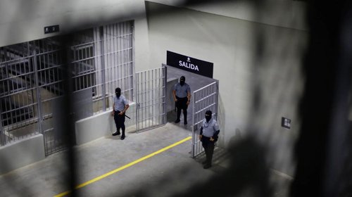 Ordenan a Trump regresar a venezolanos enviados por EUA a CECOT