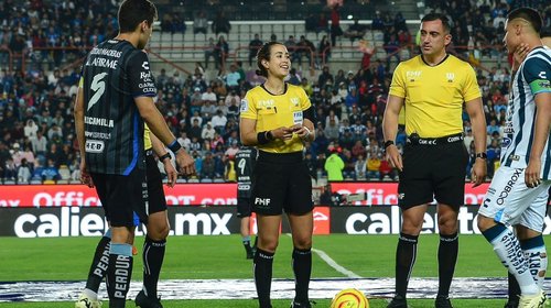 Katia Itzel García hace historia al dirigir partido de la Liga MX
