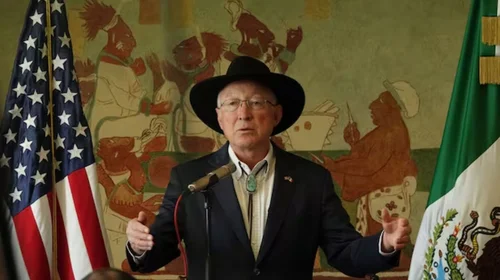 Ken Salazar dejará de ser embajador en México el 7 de enero