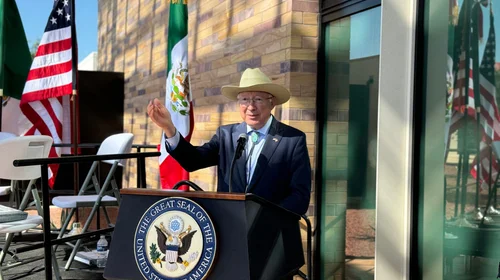 Ken Salazar arremete contra política de seguridad en México