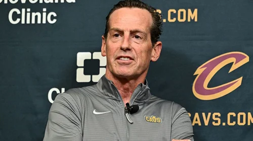 Kenny Atkinson se lleva el premio al entrenador del año en la NBA