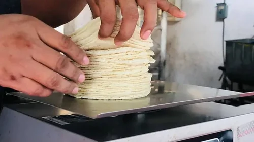 Los tacos serán 'más caros'; viene alza en precio de la tortilla