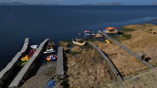 Sequía afecta al lago Titicaca, el más grande de Sudamérica