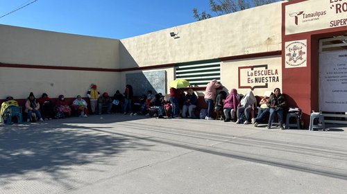 Padres hacen largas filas ante inscripciones en secundarias 