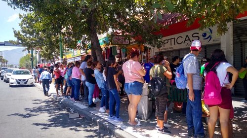 ¡Todo al último! Regios abarrotan tiendas de uniformes escolares
