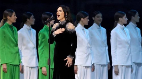Homenajea Laura Pausini a Armani en apertura de Juegos Olímpicos